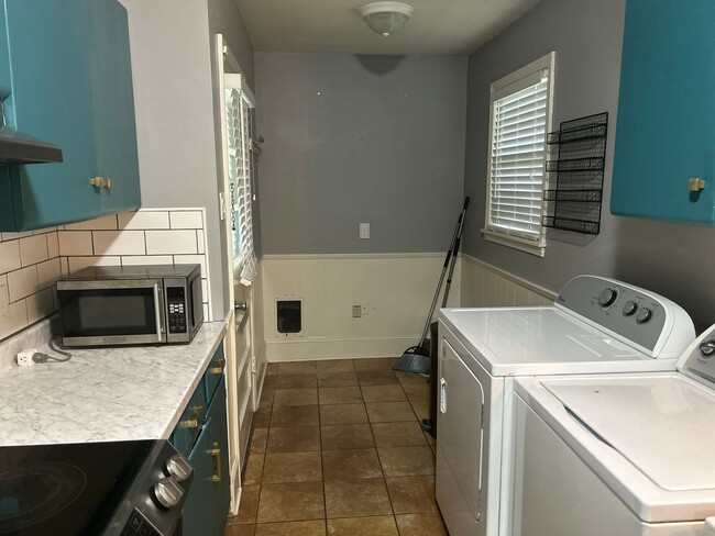Building Photo - Welcome to this charming 3 bedroom, 1.5 bathroom home in Colonial Acres.