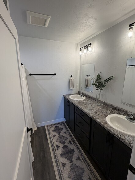 Building Photo - 702 Hartzheim Dr