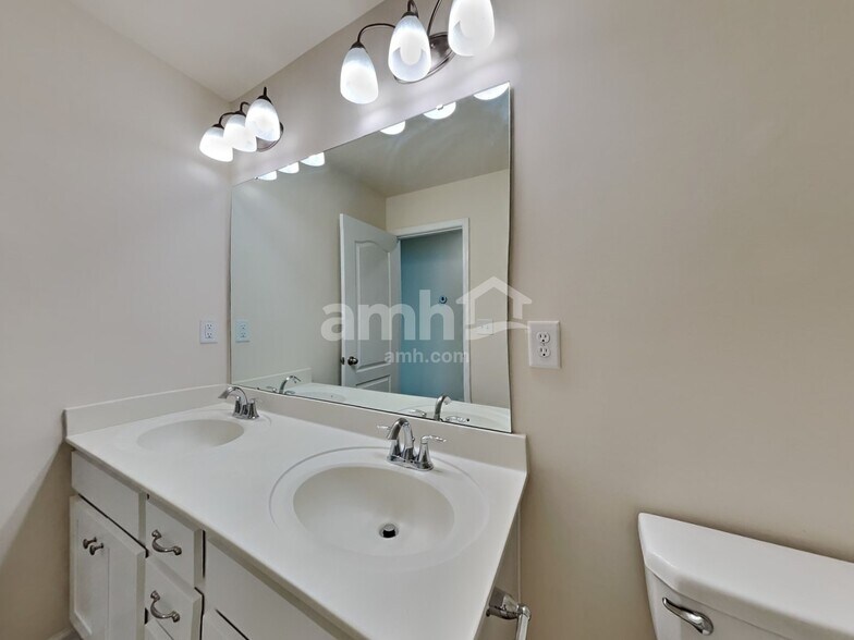 Building Photo - 154 Eden Ave