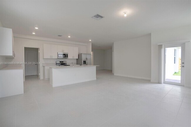 Building Photo - 2351 SE 27th Dr