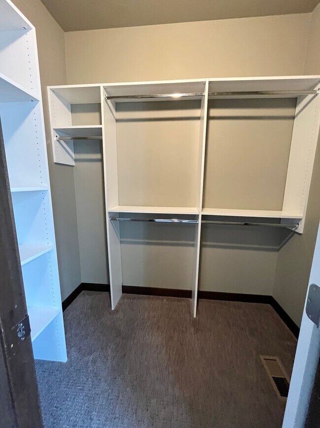 Building Photo - 3 Bed/2.5 Bath Townhome in Downtown Sioux Falls!!