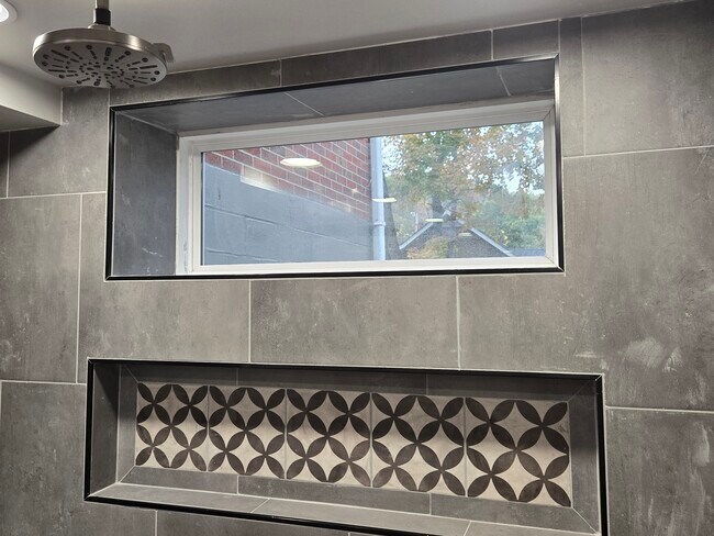 Building Photo - 929 Due W Ave N