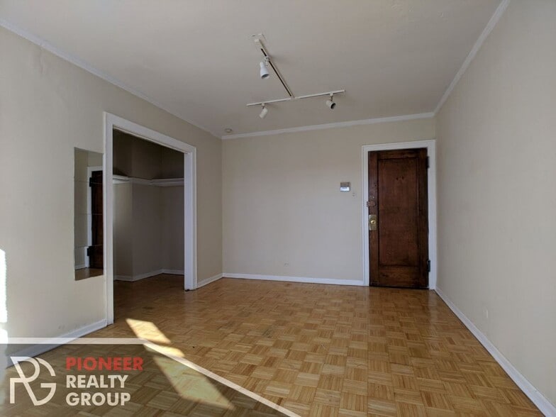 Building Photo - 739 W Belmont Ave