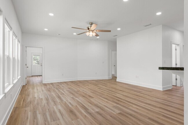 Building Photo - Spacious 3-Bedroom Home W/Office