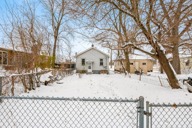 Building Photo - Home For Rent