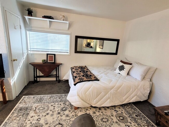 Building Photo - Walk & Bike Friendly! Great Economical Rental, West-side Studio, Fully Furnished Monthly Rental