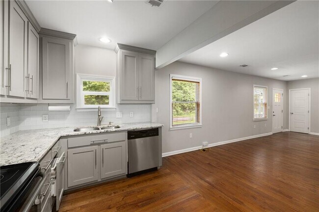 Building Photo - 1398 Deerwood Dr