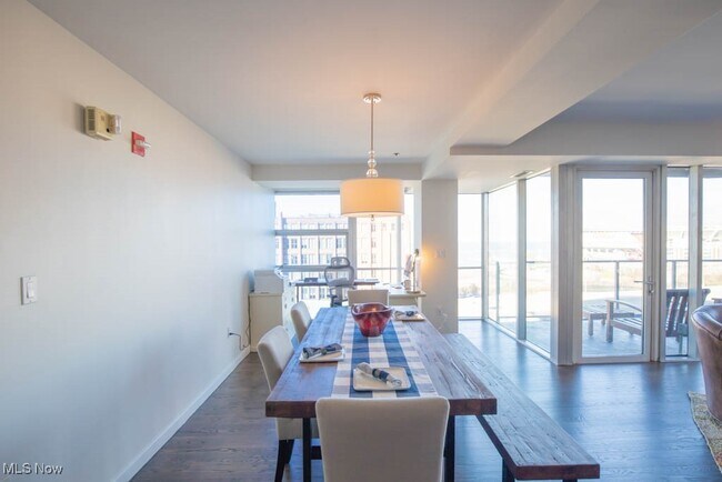 Building Photo - 701 W Lakeside Ave