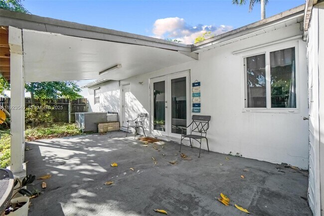 Building Photo - 601 SW 64th Pkwy