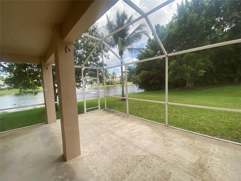 Building Photo - 241 E Bayridge Dr