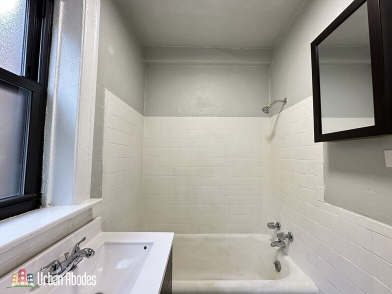 Building Photo - 1350 N Dearborn St