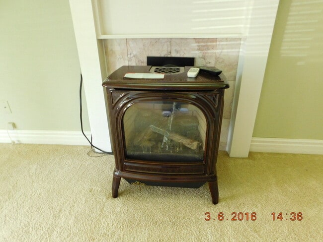 Building Photo - Beautifully Custom Updated 3BD/1.5BA Home ~ Gorgeous Kitchen & Master Bedroom!