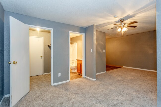 Building Photo - 5400-5600 E 84th Ter- Emerald
