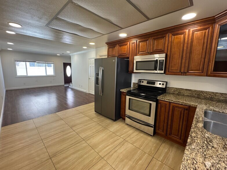 Building Photo - 2203 Voorhees Ave