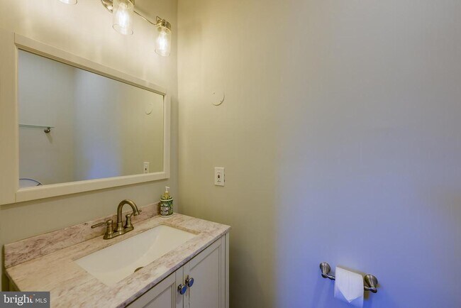 Building Photo - 1900 Q St SE