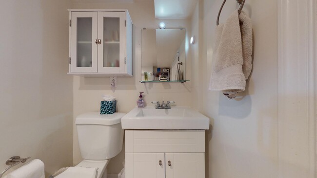 Building Photo - 1700 D St SE