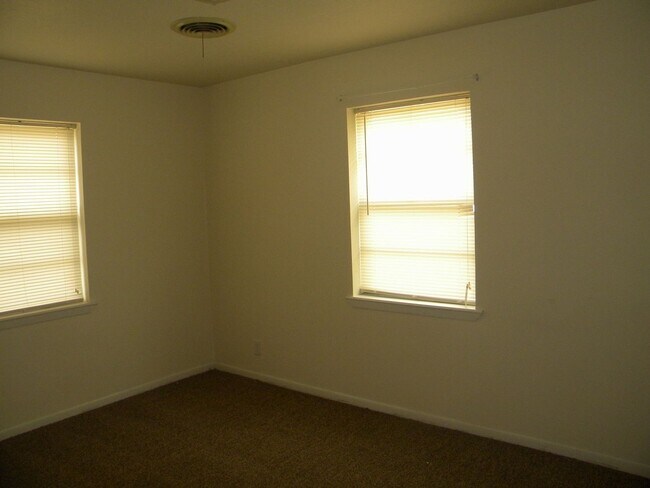 Building Photo - Spacious Home in City View!