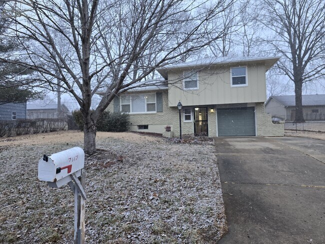 Building Photo - 7517 N Lydia Ave