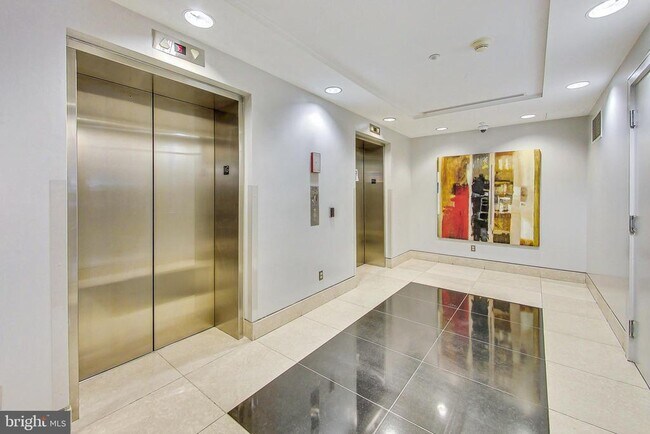 Building Photo - 1150 K St NW