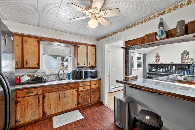 Building Photo - Spacious 4 BR/2BA home corner-lot in Warwi...