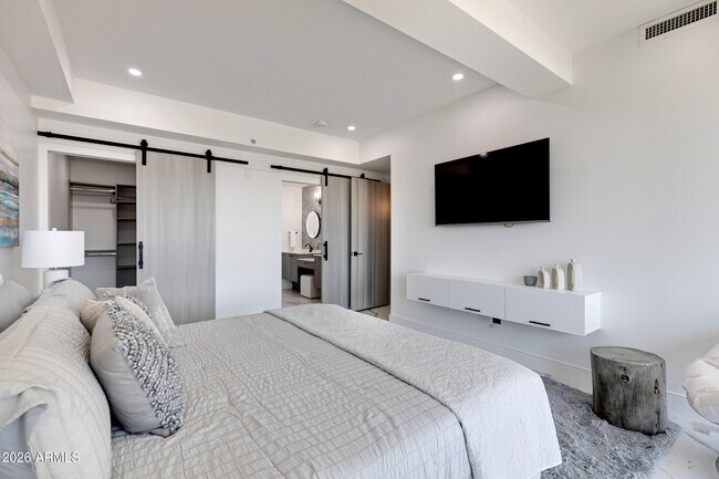 Building Photo - 7157 E Rancho Vista Dr