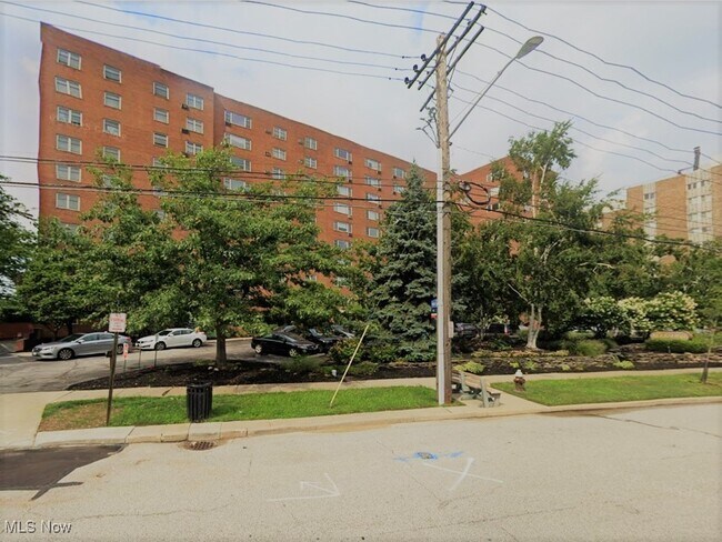 Primary Photo - 11820 Edgewater Dr