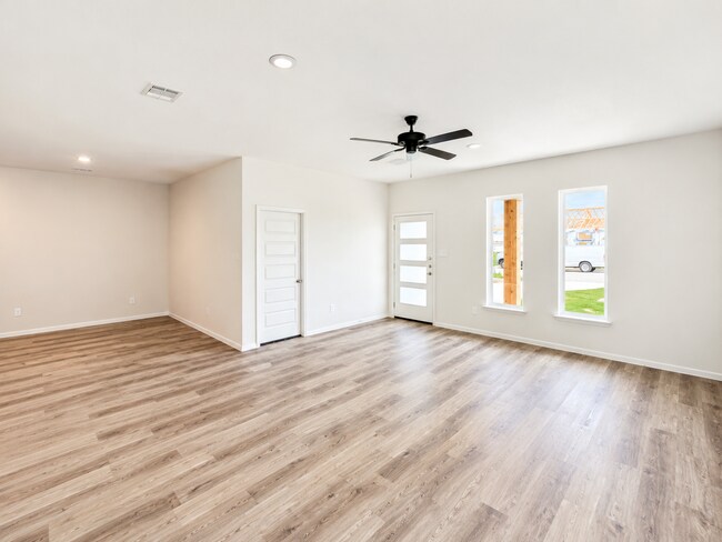 Building Photo - 1619 Crooked River