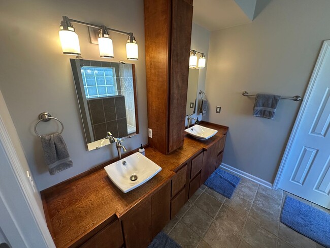 Building Photo - FULLY FURNISHED HOME in the heart of MJ!