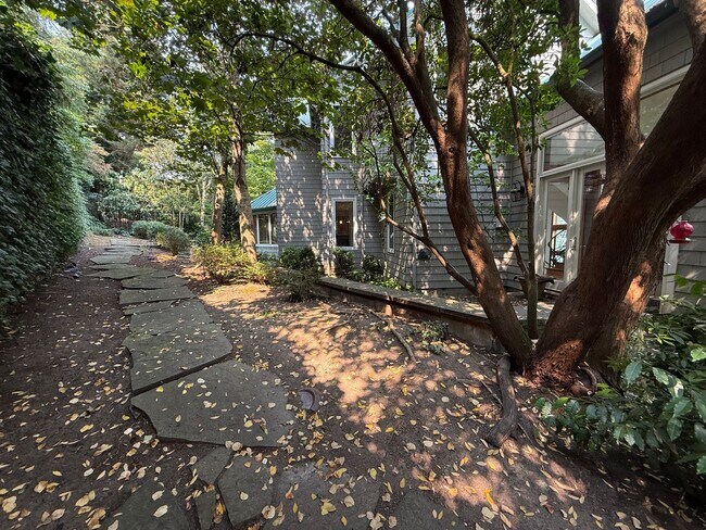 Building Photo - 7275 N Mercer Way