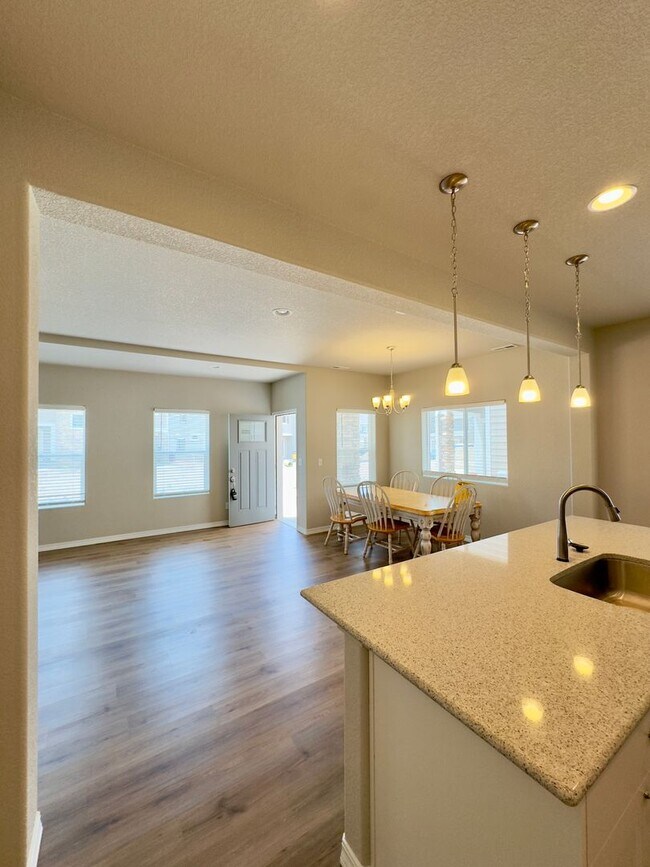 Building Photo - Move-In Ready Gem with Open Floor Plan & Prime Location