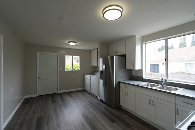 Building Photo - 440 RAYVON