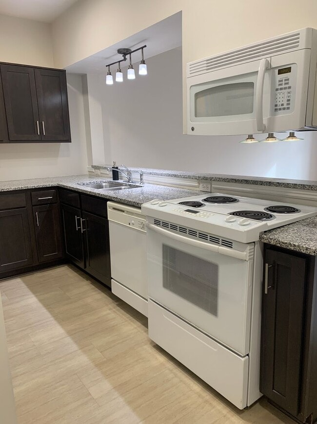 Building Photo - Updated Crescent hills Condo 2 bed/2 bath