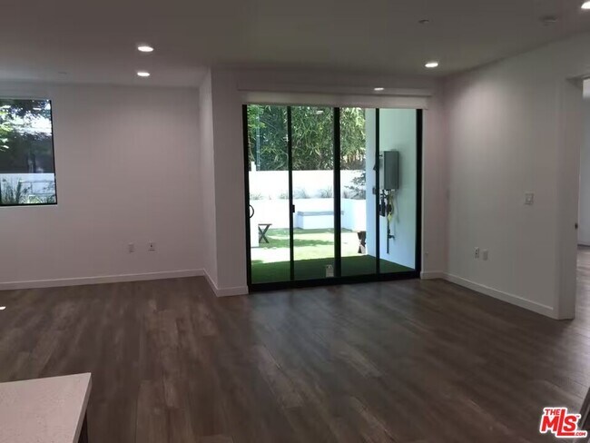 Building Photo - 11478 Moorpark St