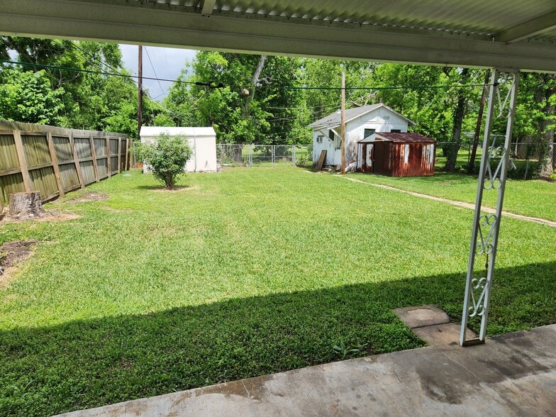 Building Photo - 203 Elm St