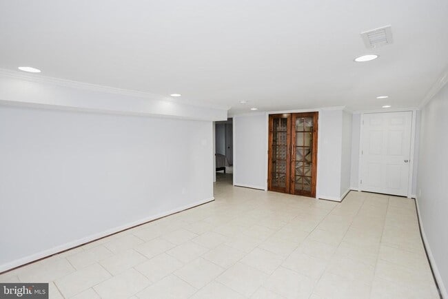 Building Photo - 2177 Chain Bridge Rd