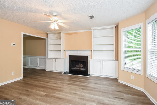 Building Photo - 411 Hillcrest Cmns