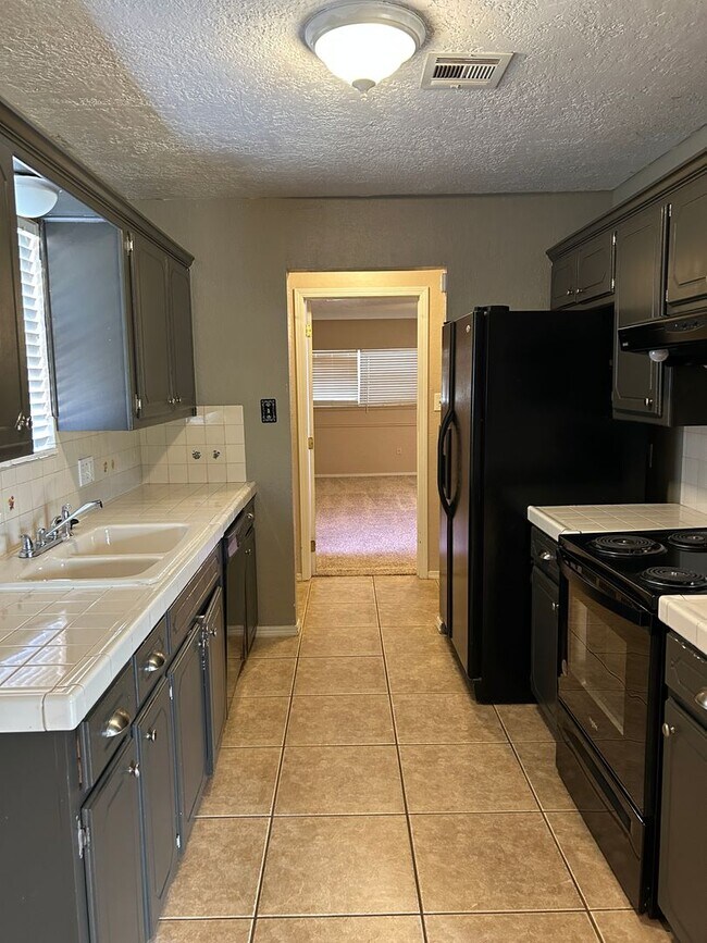 Building Photo - 3 bedroom, 1 3/4 baths NOW AVAILABLE in the Eisenhower School District!