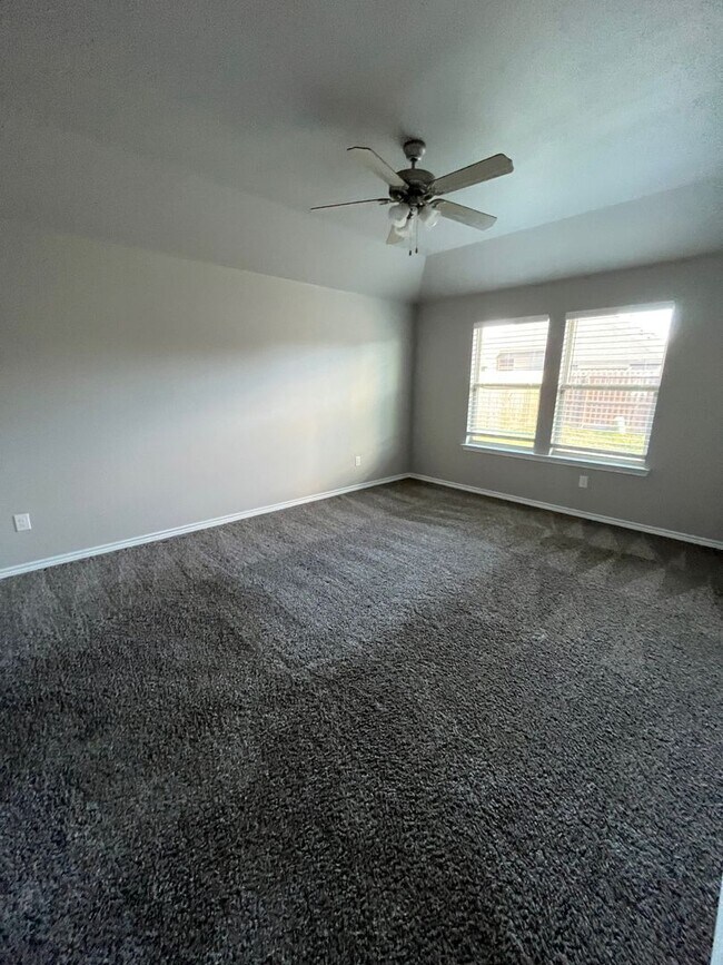 Building Photo - Half off deposit for OCTOBER