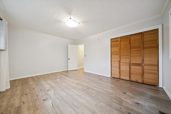 Building Photo - Beautiful Hillsdale 4 BR, 2 BA home
