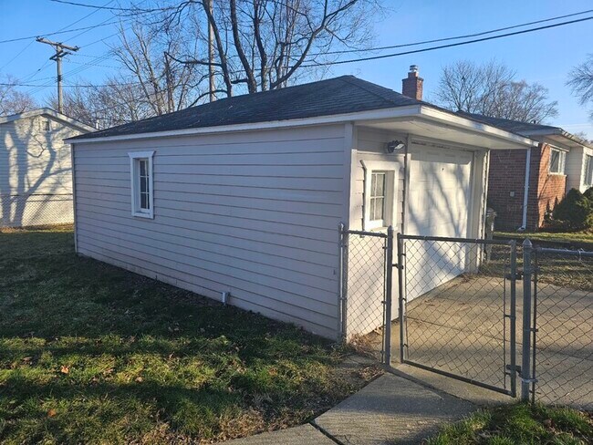 Building Photo - 26539 Clarita St