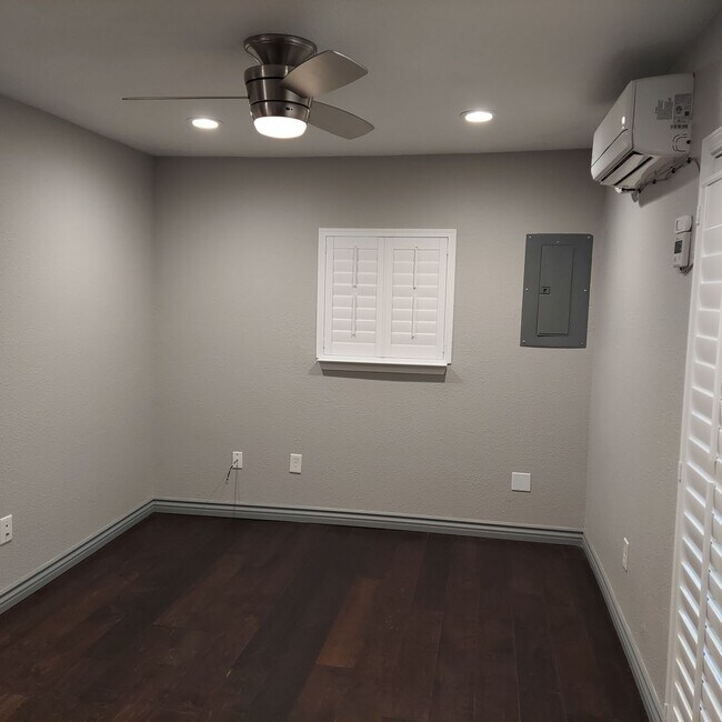 Building Photo - Charming 2bedroom, 2bath home, Like New near Land Park Area and City College.