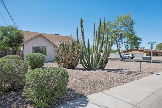 Building Photo - 2423 E Maryland Dr