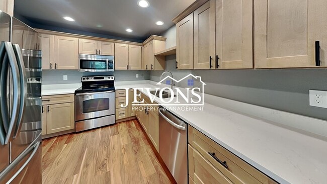 Building Photo - Top-floor 2-level condo with brand-new kit...