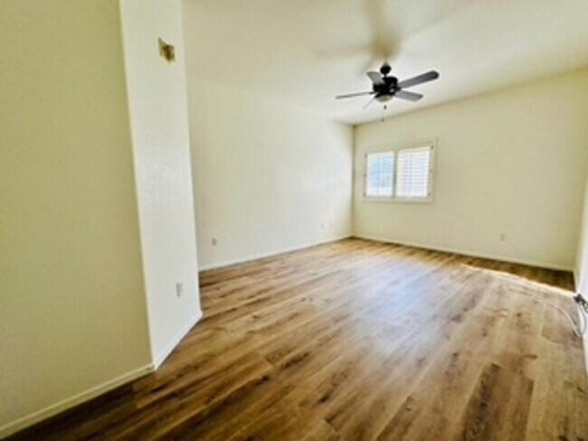 Building Photo - Cozy 1st-floor condo unit with 2 bedrooms and 2 bathrooms. Located in a guard-gated community in ...