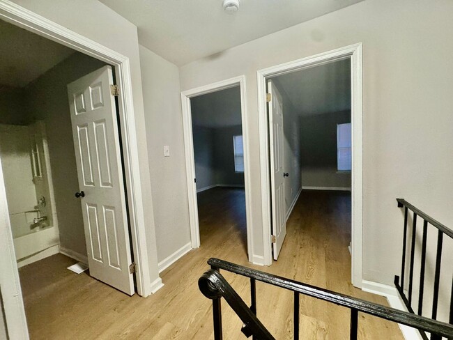 Building Photo - Chic 2-Bedroom Condo: Your Ideal Home in N...