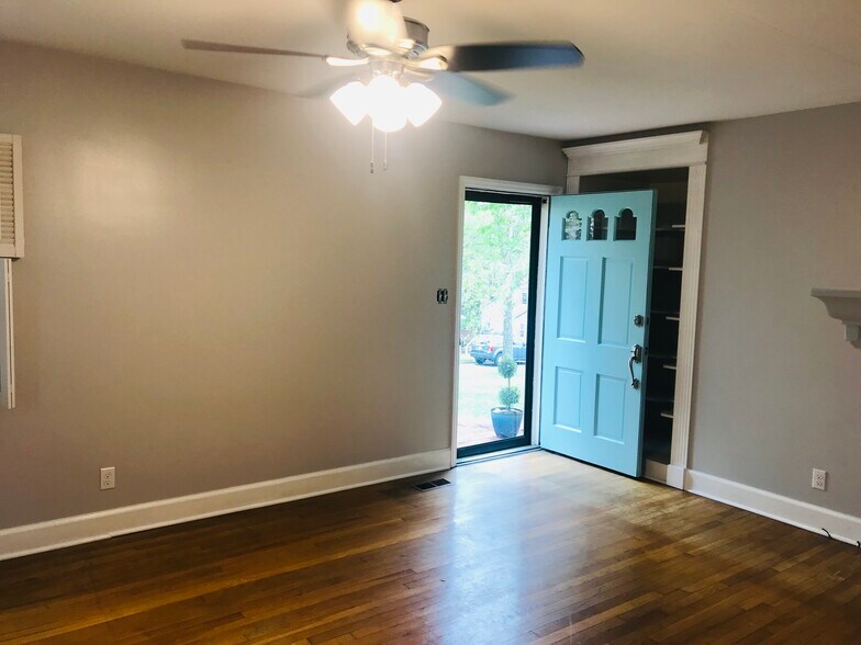 Living room - 212 Evans St