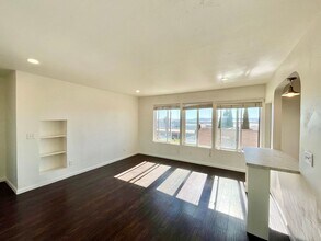 Building Photo - Spacious Studio with Archways, Kitchen Isl...