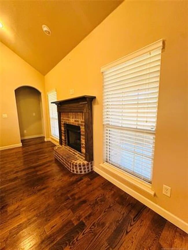 Building Photo - HOUSE FOR RENT