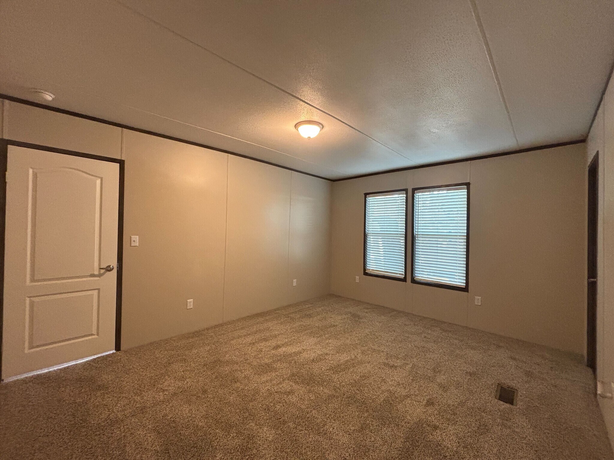 Building Photo - 106 E Semands St