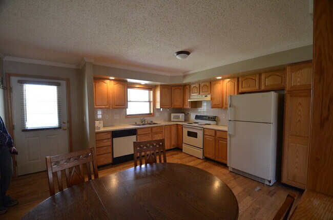 Building Photo - On Bus Route! 2bed/2.5 Bath, Sunny Town House! Fresh paint!